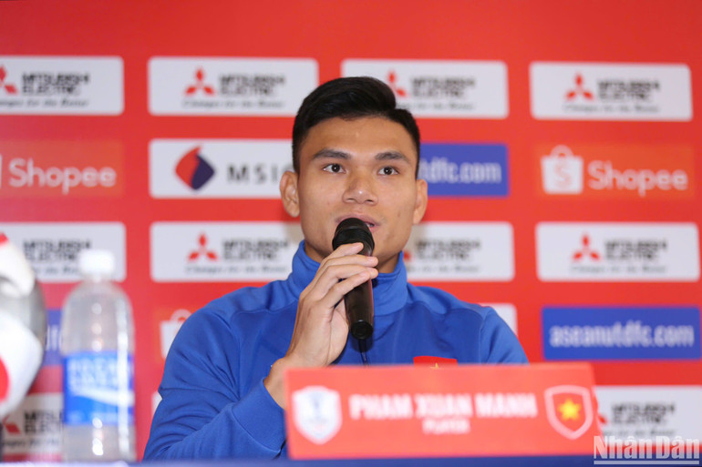 Hậu vệ Phạm Xuân Mạnh phát biểu tại buổi họp báo. (Ảnh: SƠN TÙNG)