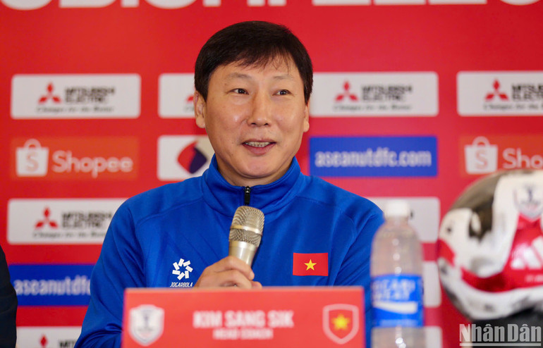 Huấn luyện viên Kim Sang-sik phát biểu tại buổi họp báo. (Ảnh: SƠN TÙNG)