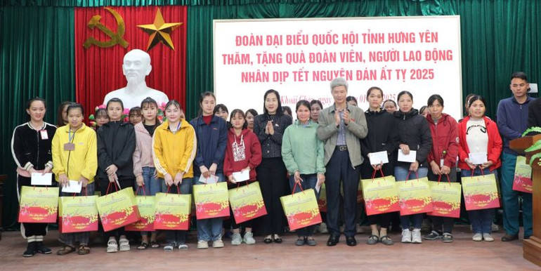 Đoàn đại biểu Quốc hội tỉnh Hưng Yên đã trao 100 suất quà Tết cho đoàn viên, người lao động có hoàn cảnh khó khăn của huyện Khoái Châu. Đoàn đại biểu Quốc hội tỉnh Hưng Yên đã trao 100 suất quà Tết cho đoàn viên, người lao động có hoàn cảnh khó khăn của huyện Khoái Châu.