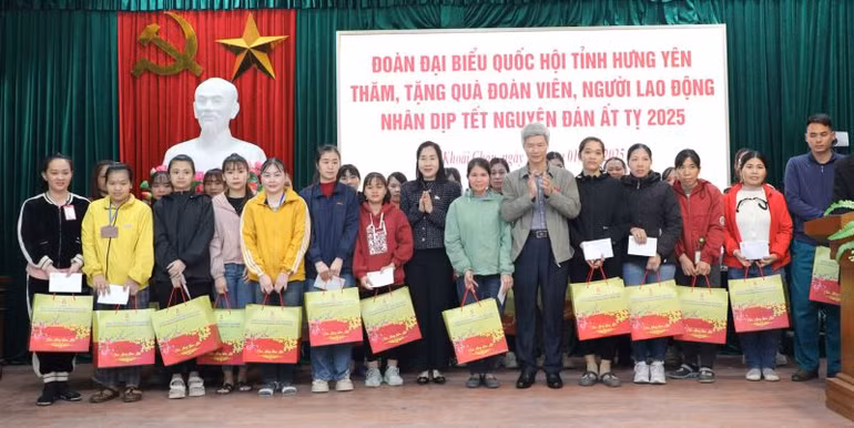 Đoàn đại biểu Quốc hội tỉnh Hưng Yên đã trao 100 suất quà Tết cho đoàn viên, người lao động có hoàn cảnh khó khăn của huyện Khoái Châu.