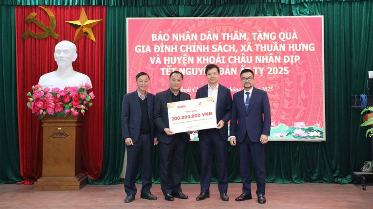 Báo Nhân Dân và Công ty cổ phần Văn hóa Đọc và Học Việt Nam-Sàn Văn hóa Học và Đọc Việt Nam (Hocdoc.vn) đã trao 200 triệu đồng cho lãnh đạo huyện ủy Khoái Châu để trao quà Tết cho các gia đình chính sách trên địa bàn huyện Khoái Châu. Báo Nhân Dân và Công ty cổ phần Văn hóa Đọc và Học Việt Nam-Sàn Văn hóa Học và Đọc Việt Nam (Hocdoc.vn) đã trao 200 triệu đồng cho lãnh đạo huyện ủy Khoái Châu để trao quà Tết cho các gia đình chính sách trên địa bàn huyện Khoái Châu.