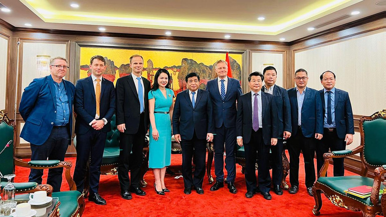 Ông Nguyễn Chí Dũng – Bộ trưởng Kế hoạch và Đầu tư (thứ 5 từ trái sang) và đại diện Liên danh T&T Group - Orsted trong buổi tiếp kiến và làm việc hồi tháng 10/2022.