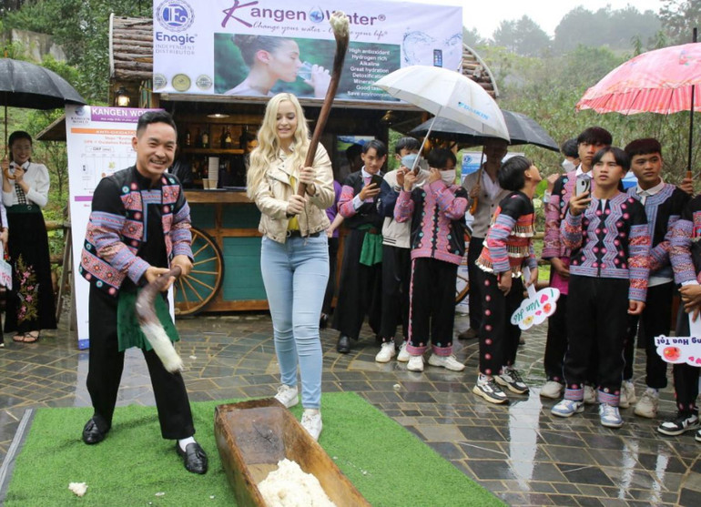 Tham gia trải nghiệm giã bánh dày của đồng bào dân tộc H’Mông.