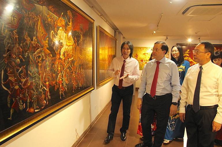 Các đại biểu tham quan sản phẩm sơn mài đặc sắc tại triển lãm. Các đại biểu tham quan sản phẩm sơn mài đặc sắc tại triển lãm.