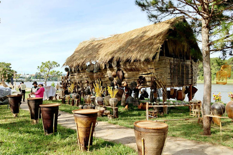 Một góc không gian triển lãm “Thiên đường Tây Nguyên”.