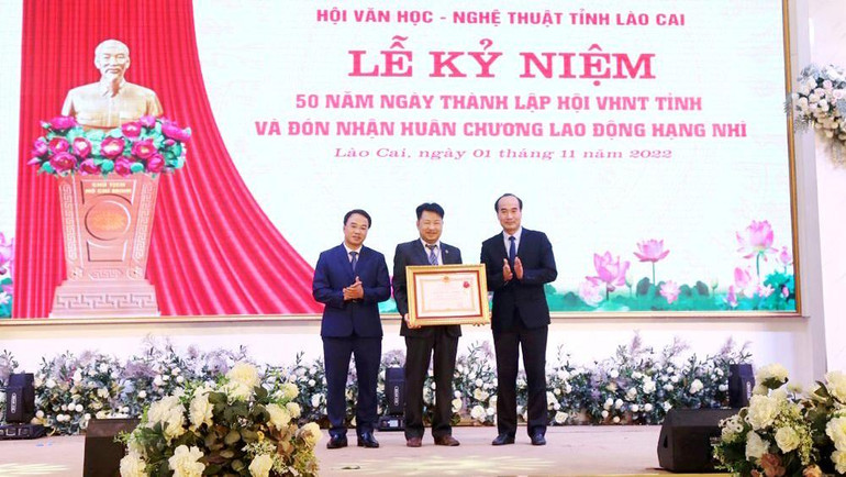 Đồng chí Vũ Xuân Cường trao Huân chương Lao động hạng Nhì cho đại diện Hội Văn học–Nghệ thuật tỉnh Lào Cai.