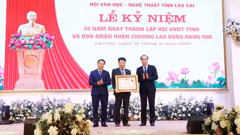 Đồng chí Vũ Xuân Cường trao Huân chương Lao động hạng Nhì cho đại diện Hội Văn học–Nghệ thuật tỉnh Lào Cai.