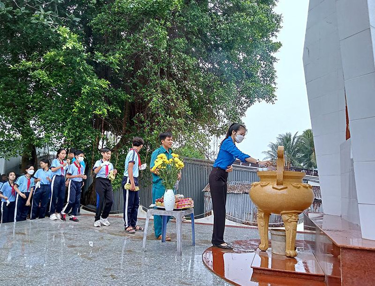 Thắp hương tưởng niệm 25 năm đồng bào tử nạn trong cơn bão Linda tại quê biển Khánh Hội, huyện U Minh, tỉnh Cà Mau.