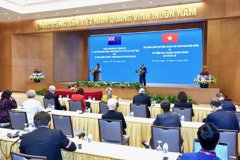 [Ảnh] Thủ tướng Phạm Minh Chính và Thủ tướng New Zealand Jacinda Ardern gặp gỡ báo chí ảnh 1
