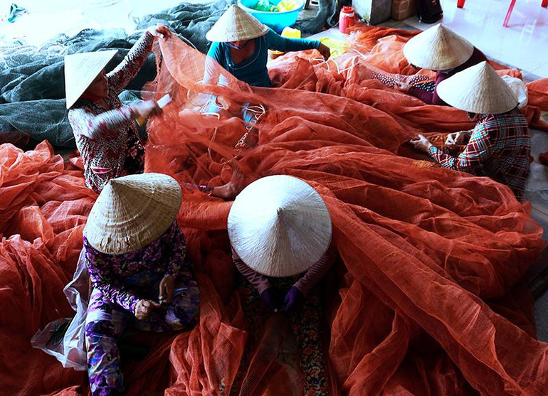 Nhiều “góa phụ” ở xã Khánh Hội thay chồng nuôi con với các nghề chân chính ven biển.