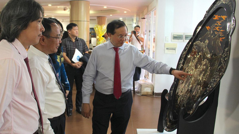 Các đại biểu tham quan thưởng lãm sản phẩm sơn mài Việt Nam. Các đại biểu tham quan thưởng lãm sản phẩm sơn mài Việt Nam.