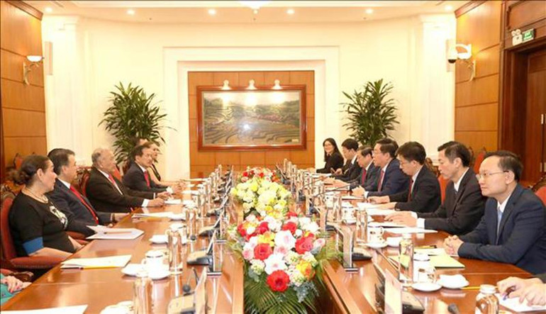 Đoàn đại biểu Đảng Cộng sản Việt Nam do đồng chí Nguyễn Trọng Nghĩa, Bí thư Trung ương Đảng, Trưởng Ban Tuyên giáo Trung ương dẫn đầu hội đàm với Đoàn đại biểu cấp cao Đảng Lao động Mexico. (Ảnh: TTXVN)