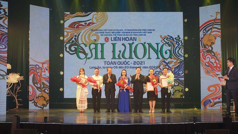 Đồng chí Nguyễn Trọng Nghĩa, Bí thư Trung ương Đảng, Trưởng Ban Tuyên giáo Trung ương và đồng chí Trương Hòa Bình, nguyên Ủy viên Bộ Chính trị, nguyên Phó Thủ tướng Thường trực Chính phủ trao giải cho các cá nhân xuất sắc .