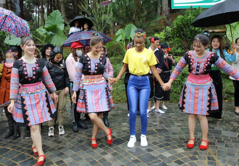 Các thí sinh còn tham gia trải nghiệm các điệu múa của đồng bào dân tộc Sơn La.