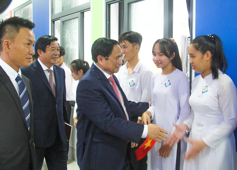 Thủ tướng Phạm Minh Chính tham quan và dự khánh thành Trường trung học phổ thông Nguyễn Hiếu Tự.