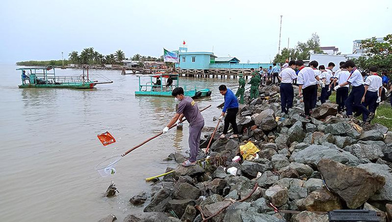Khu vực tưởng niệm đồng bào tử nạn trong cơn bão Linda ở xã Khánh Hội thường xuyên diễn ra các hoạt động ý nghĩa vì cộng đồng.