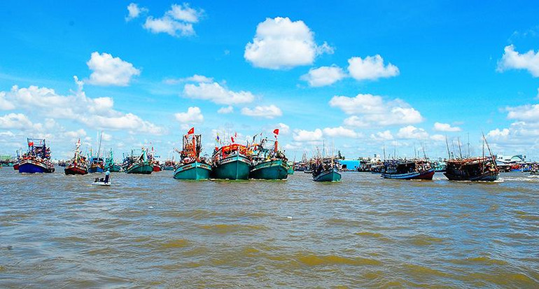 Ngư dân Cà Mau tiếp tục vươn khơi với các tàu công suất lớn, chủ động các thiết bị thông tin, liên lạc để phòng, tránh bão dữ.