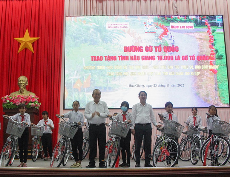 Tặng xe đạp cho học sinh có hoàn cảnh khó khăn.