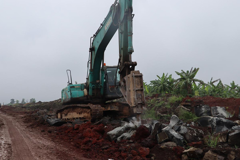 Nhiều đoạn trên cao tốc Phan Thiết-Dầu Giây còn rất ngổn ngang.