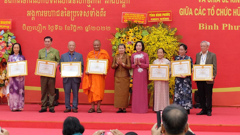 Trung ương Hội hữu nghị Việt Nam-Campuchia tặng Bằng khen cho các cá nhân, tập thể có thành tích trong chương trình “Ươm mầm hữu nghị”.