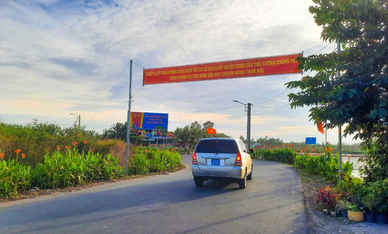 Một đoạn đường liên xã của huyện Bình Tân. Một đoạn đường liên xã của huyện Bình Tân.