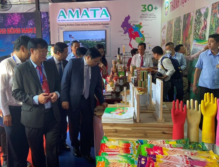 Thủ tướng Phạm Minh Chính và các đại biểu tham quan gian hàng trưng bày các sản phẩm của các tỉnh, thành phố trong vùng Đông Nam Bộ.