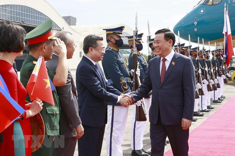 Cán bộ, nhân viên Đại sứ quán và kiều bào Việt Nam tại Philippines đón Chủ tịch Quốc hội Vương Đình Huệ tại sân bay quân sự Villamor.