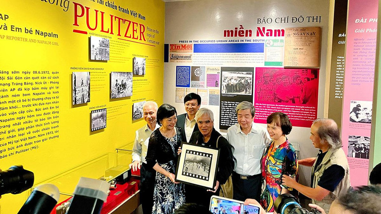 Không gian trưng bày bức ảnh “Em bé Napalm” tại Bảo tàng Báo chí Việt Nam.