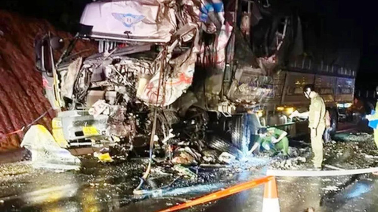 Xe ô-tô tải bị tông nát phần đầu, hư hỏng nặng.