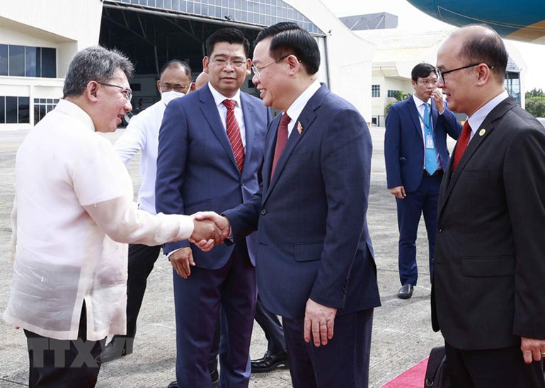 Sáng 23/11, Chủ tịch Quốc hội Vương Đình Huệ dẫn đầu Đoàn đại biểu cấp cao Quốc hội Việt Nam đến Thủ đô Manila, bắt đầu chuyến thăm chính thức Cộng hòa Philippines từ ngày 23-25/11 theo lời mời của Chủ tịch Thượng viện Cộng hòa Philippines Juan Miguel Zubiri.