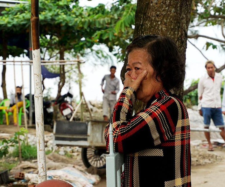 Một người vợ ở xã Khánh Hội, có chồng “đi mãi không về” bùi ngùi trước đài tưởng niệm 25 năm cơn bão Linda.
