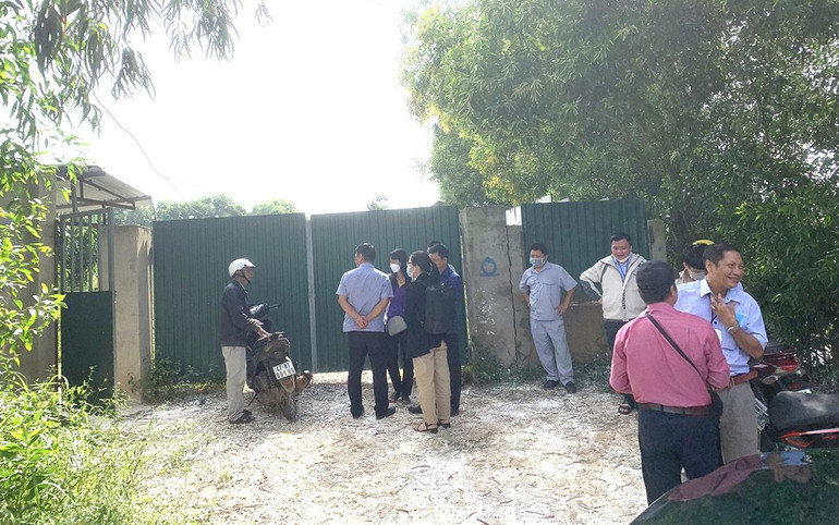 Đoàn kiểm tra Sở Tài nguyên và Môi trường làm việc với ông Huỳnh Tấn Khánh để nắm bắt thông tin về trang trại chăn nuôi.