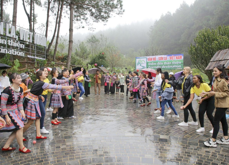 Trải nghiệm ném trái pao với các nam, nữ người dân tộc H’Mông.