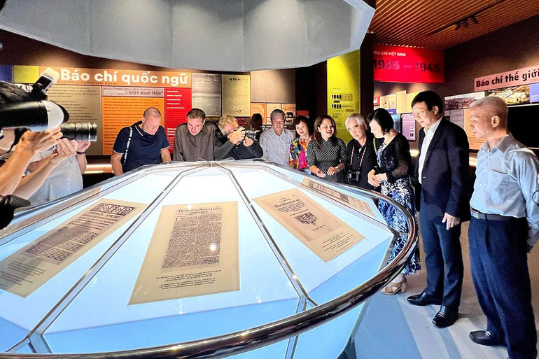 Các đại biểu tham quan Bảo tàng Báo chí Việt Nam.