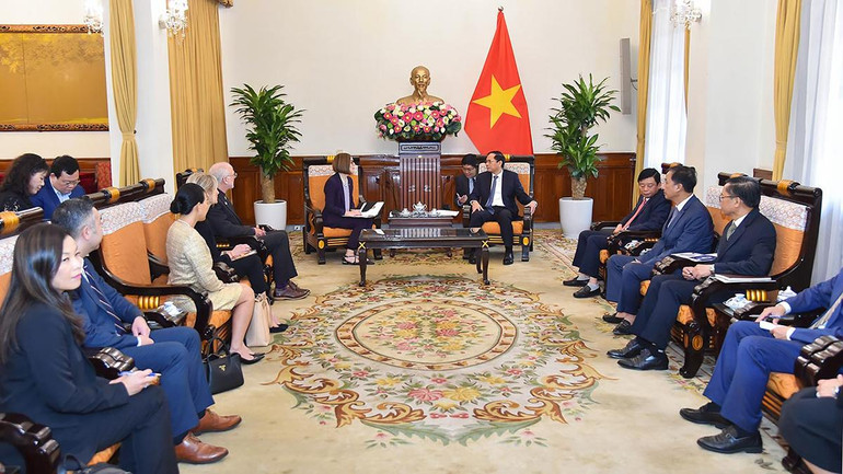 Quang cảnh buổi tiếp. Quang cảnh buổi tiếp.