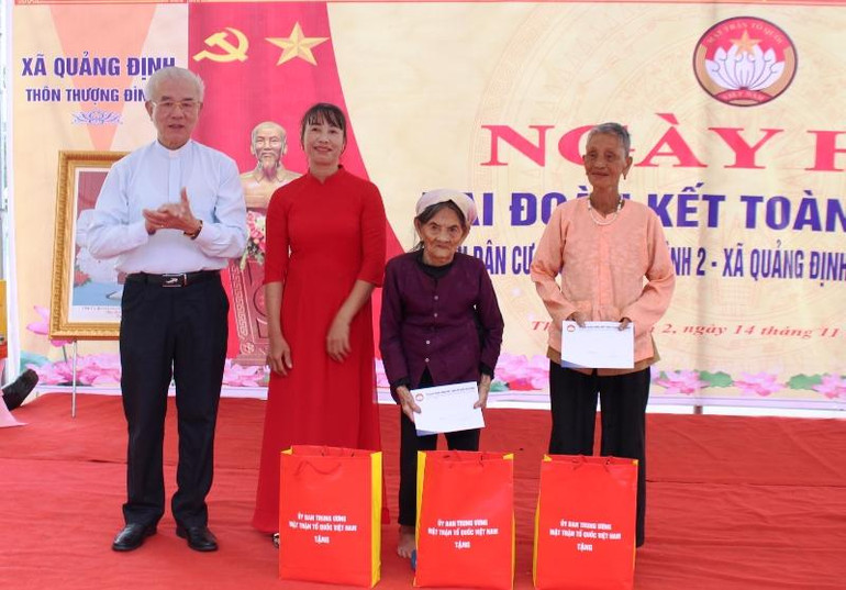 Thay mặt Trung ương Mặt trận Tổ quốc Việt Nam, linh mục Trần Xuân Mạnh tặng quà cho người dân trong thôn Thượng Đình 2, xã Quảng Định.