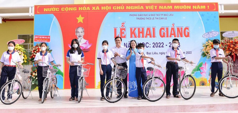 Trao tặng 10 xe đạp cho học sinh nghèo Trường trung học cơ sở Lê Thị Cẩm Lệ, thành phố Bạc Liêu.