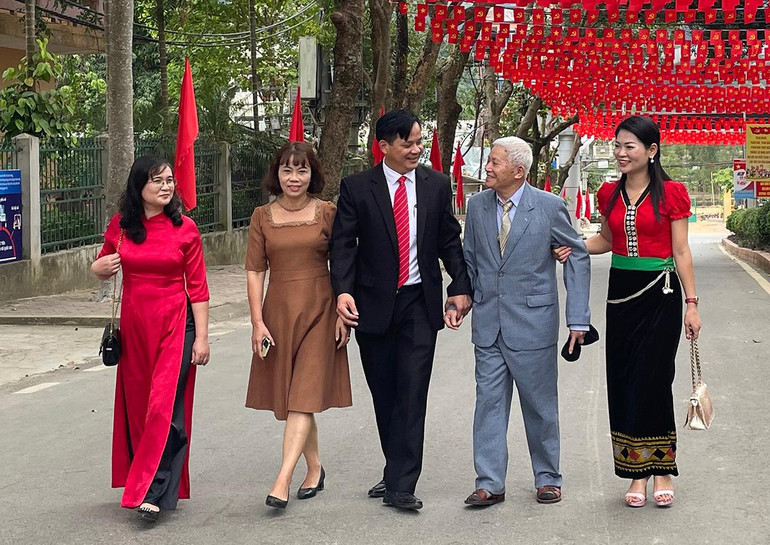 Nguyên Bí thư Huyện ủy Tuần Giáo Lò Văn Sinh (thứ 2 từ phải sang) trò chuyện với cán bộ trẻ về truyền thống cách mạng của quân và dân huyện Tuần Giáo.