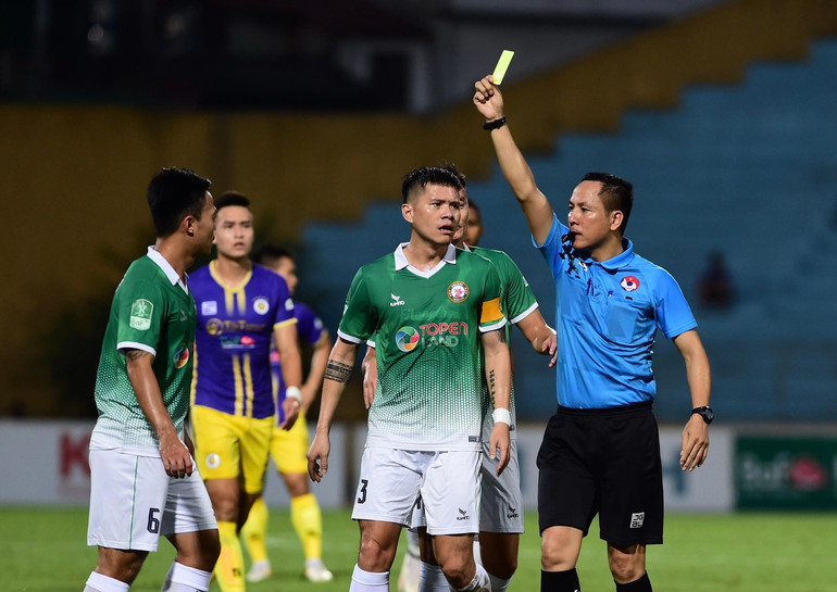 Cầu thủ Topenland Bình Định nhận thẻ vàng.