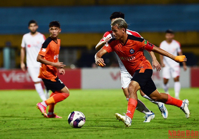 Ngay đầu trận đấu, 2 đội đã ào lên tấn công.