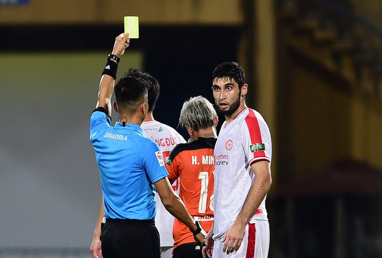 Trọng tài rút thẻ vàng làm giảm nhiệt độ của cái đầu nóng của cầu thủ 2 đội.