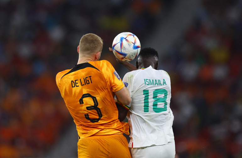 Matthijs de Ligt của Hà Lan "đụng độ" với Ismaila Sarr của Senegal.