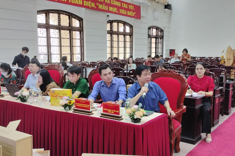 Hội đồng chấm điểm đánh giá, xếp loại cho các sản phẩm OCOP Hà Nội lần thứ nhất năm 2022.