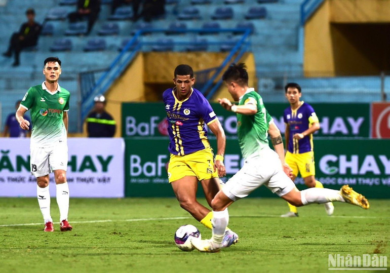 Các cầu thủ Bình Định tìm kiếm bàn gỡ.