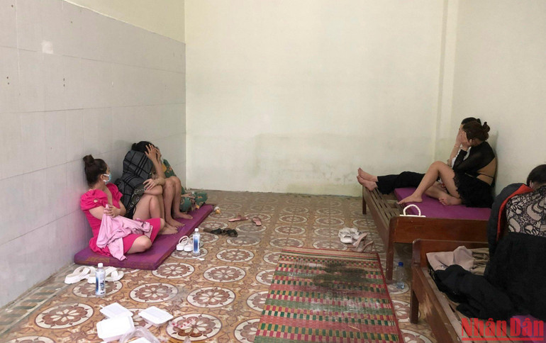 Nhóm nam nữ đang bị tạm giữ tại Công an quận Thanh Khê. (Ảnh: ANH ĐÀO)