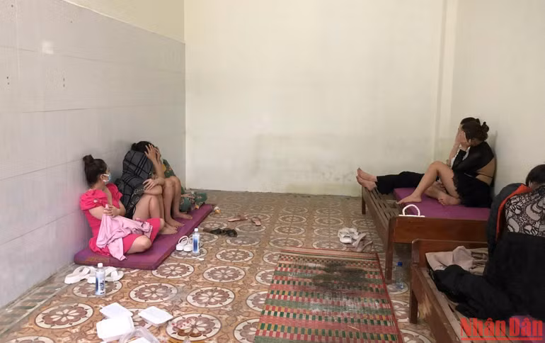 Nhóm nam nữ đang bị tạm giữ tại Công an quận Thanh Khê. (Ảnh: ANH ĐÀO)