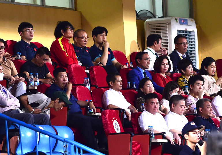 Ban huấn luyện đội tuyển Việt Nam dự khán trận đấu.