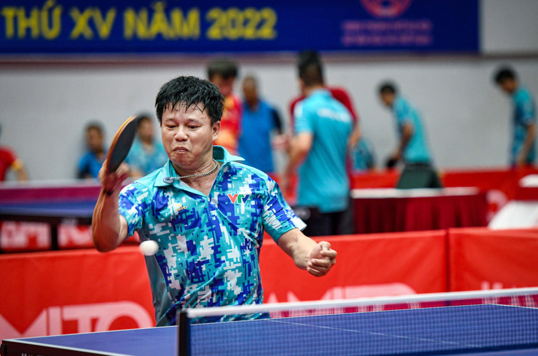 Tay vợt của Đài Truyền hình Việt Nam VTV thể hiện cú giật uy lực.