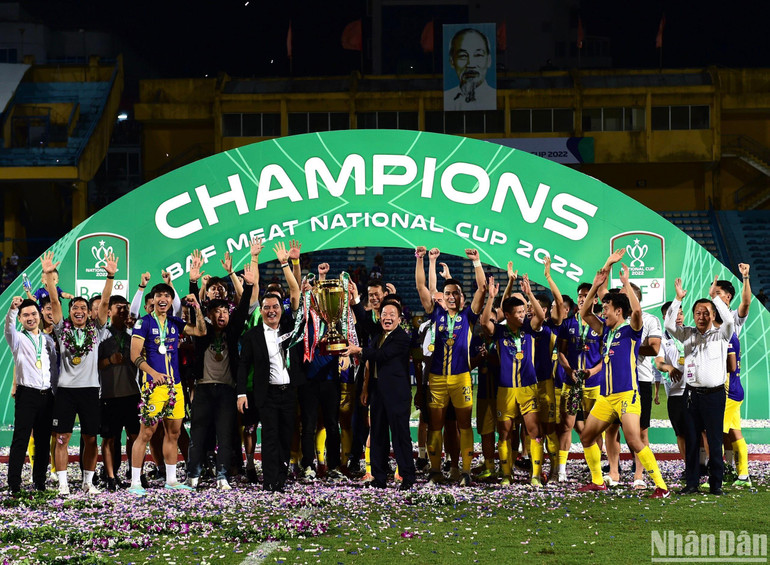 Toàn đội nâng cao Cúp Quốc gia 2022.