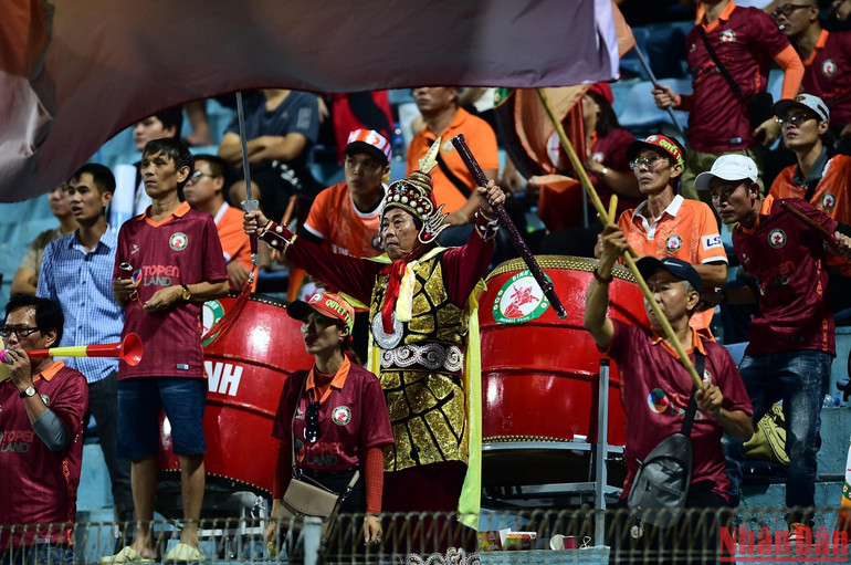 Hội cổ động viên của đội Topenland Bình Định FC.